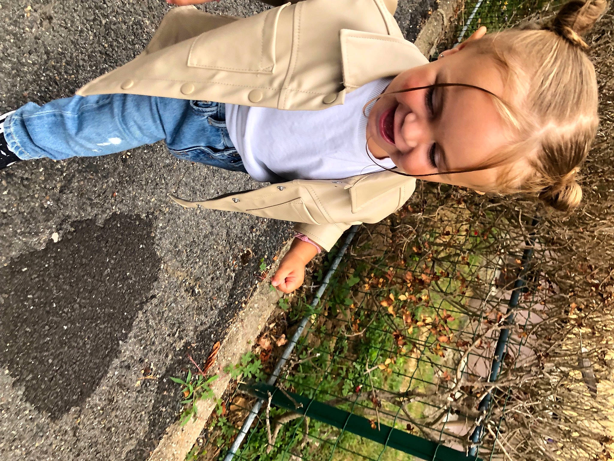 Giuliana participe au concours pour gagner de l'argent avec cette photo : asphalt, child, fun, grass, green, happy, human_leg, joy, leaf, leisure, people_in_nature, person, plant, portrait_photography, road_surface, shadow, soil, toddler, tree, wood