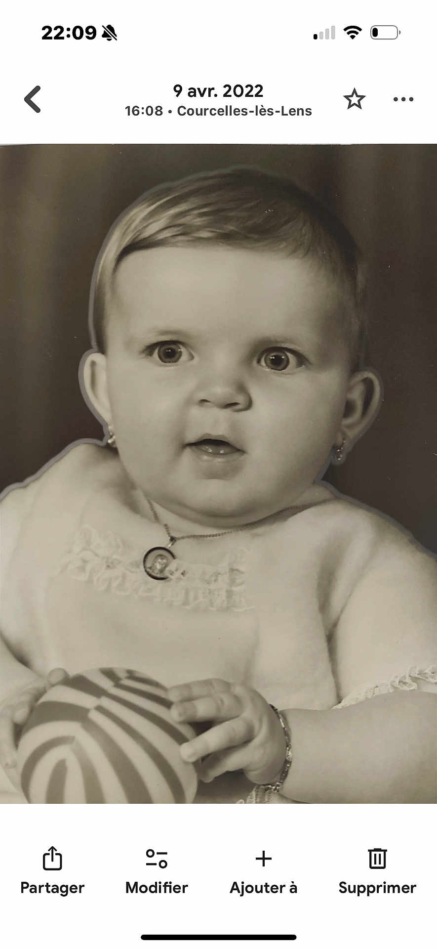 Christine participe au concours pour gagner de l'argent avec cette photo : baby, portrait, black_and_white, child, ball, jewelry, necklace, earrings, soft_garment, lace, hands, face, eyes, expression, cute, infant, closeup, studio, monochrome, young_child