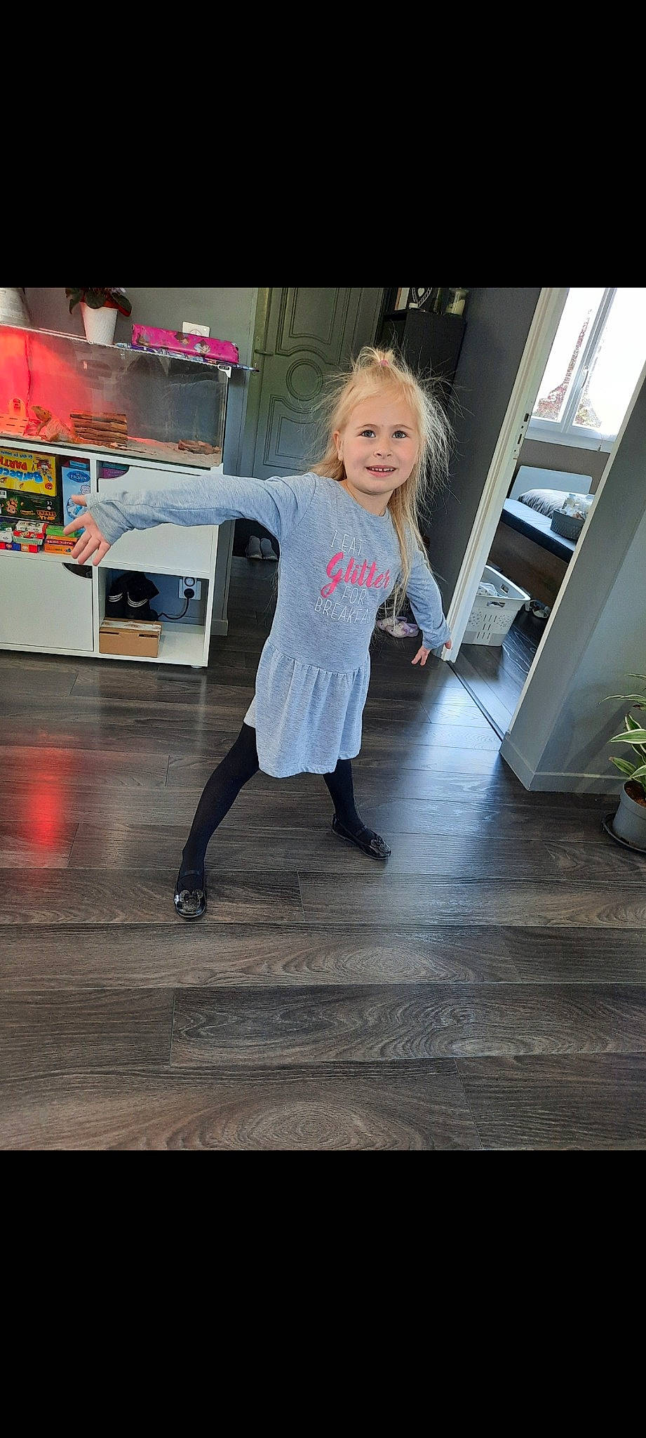 Lyana participe au concours pour gagner de l'argent avec cette photo : entertainment, event, fashion_design, flash_photography, floor, flooring, flowerpot, fun, happy, hardwood, houseplant, human_leg, joy, leisure, person, plant, shoulder, sleeve, sportswear, toddler