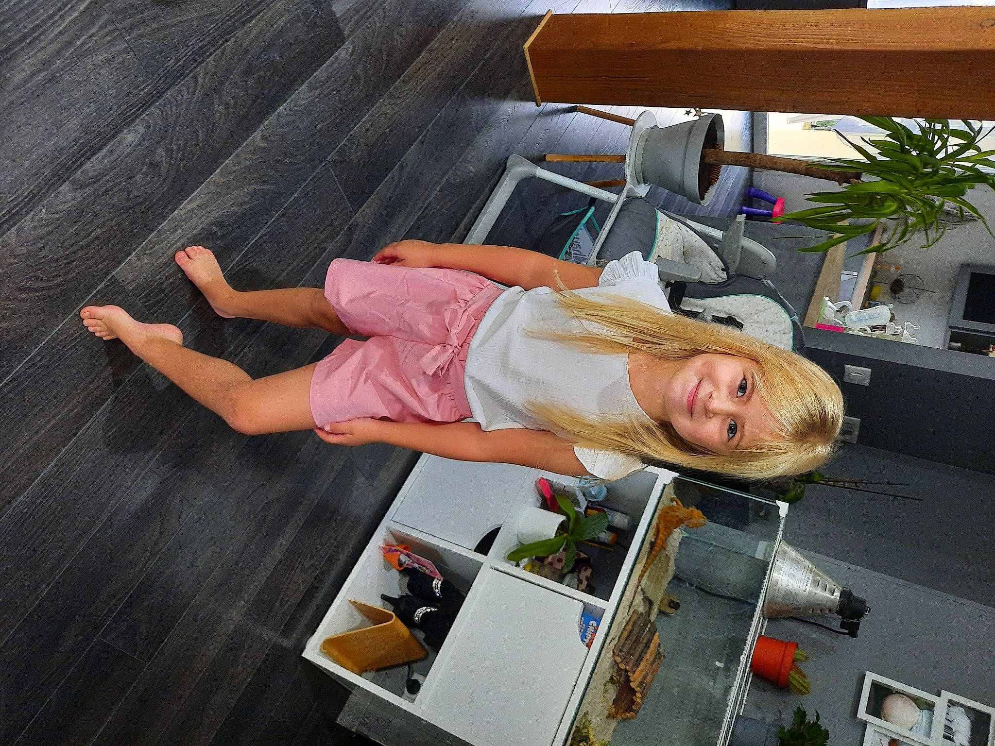 Lyana a rejoint le concours — aidez-le/la à gagner de superbes lots ! comfort, elbow, flooring, flowerpot, foot, houseplant, human_leg, joy, knee, lap, leisure, outdoor_furniture, person, plant, room, sandal, sitting, smile, thigh, vacation