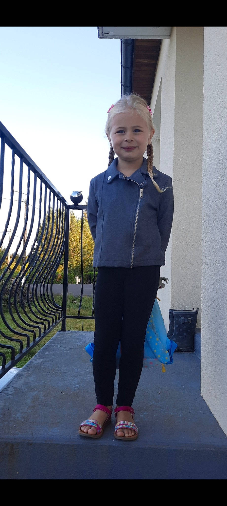 Lyana participe au concours pour gagner de l'argent avec cette photo : blue, denim, electric_blue, fashion_accessory, fashion_design, flip_flops, formal_wear, joy, leisure, pattern, person, recreation, sandal, sky, sleeve, smile, t_shirt, toddler, top, uniform