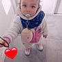 Leïla participe au concours pour gagner de l'argent avec cette photo : child, toddler, pacifier, standing, looking_up, big_eyes, coat, hood, pink_overalls, shoes, floor_tiles, door, indoor, toy_clip, heart_sticker, top_down_view, curly_hair, cute, hand, portrait