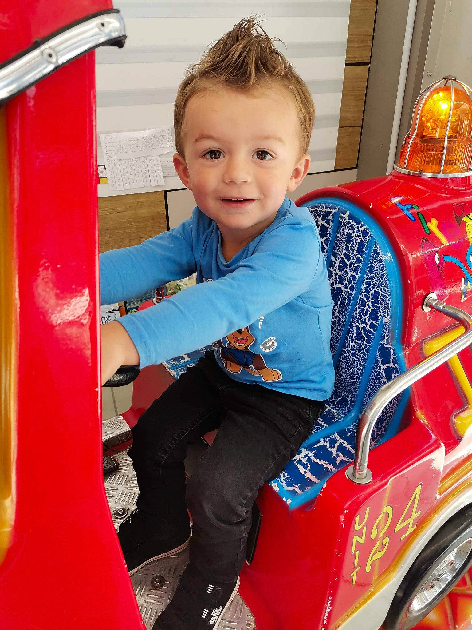 Melvin a rejoint le concours — aidez-le/la à gagner de superbes lots ! automotive_design, automotive_exterior, automotive_tire, electric_blue, fun, hairstyle, human_body, joy, leisure, motor_vehicle, person, photograph, product, recreation, red, shoe, smile, standing, tire, toddler