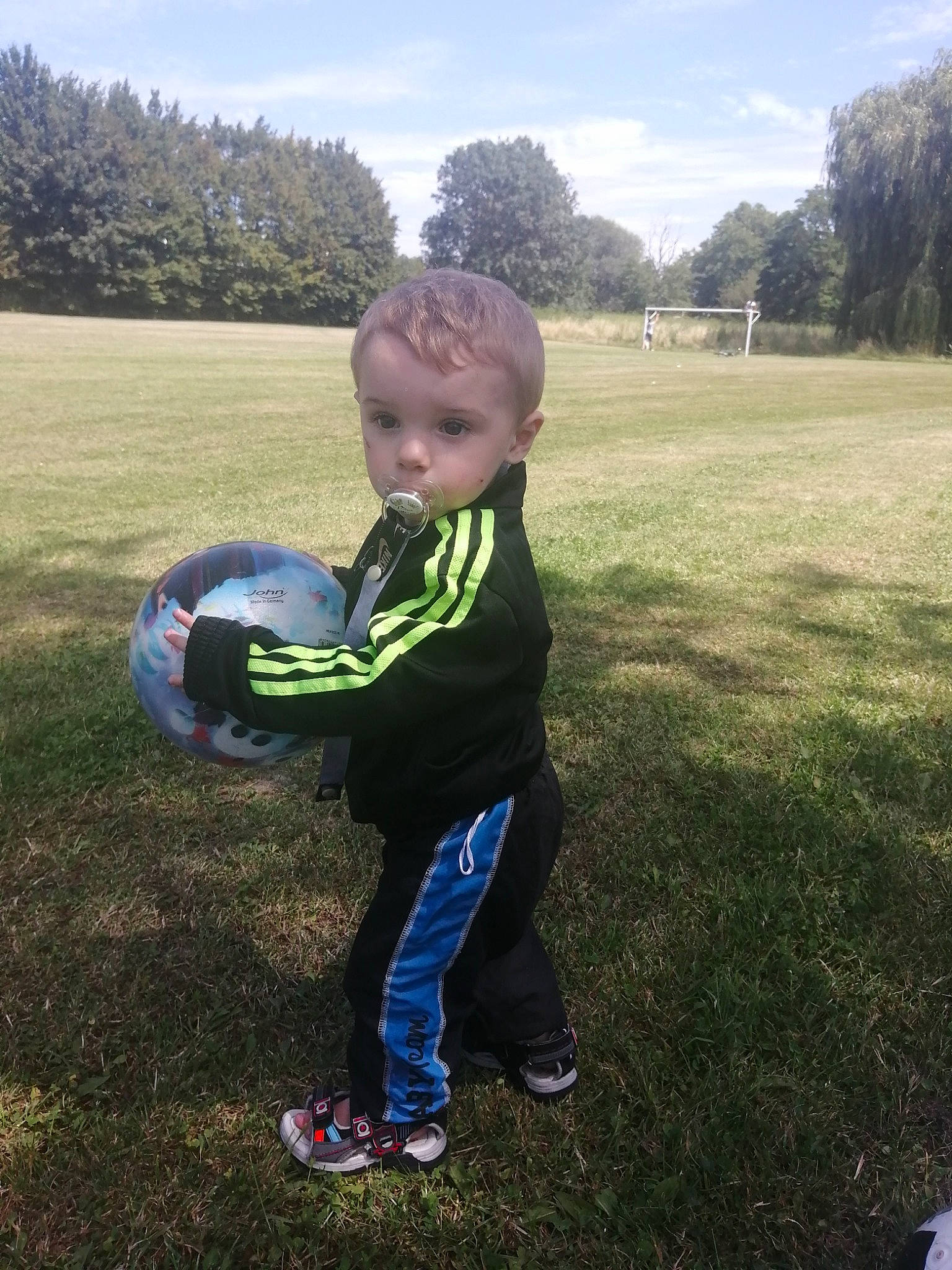 Timeo participe au concours pour gagner de l'argent avec cette photo : ball, child, grass, person, play, toddler