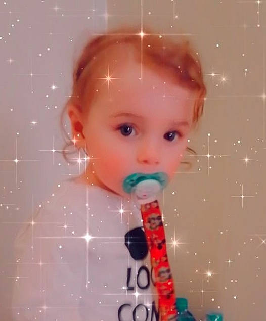 Timeo participe au concours pour gagner de l'argent avec cette photo : child, head, neck, person, toddler