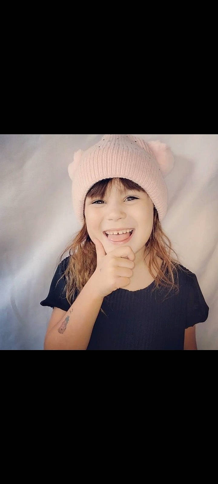 Mélina a rejoint le concours — aidez-le/la à gagner de superbes lots ! beanie, brown_hair, cap, electric_blue, eyelash, fashion_accessory, flash_photography, fur, gesture, happy, headwear, jaw, joy, laugh, lip, magenta, monochrome_photography, person, portrait_photography, shoulder