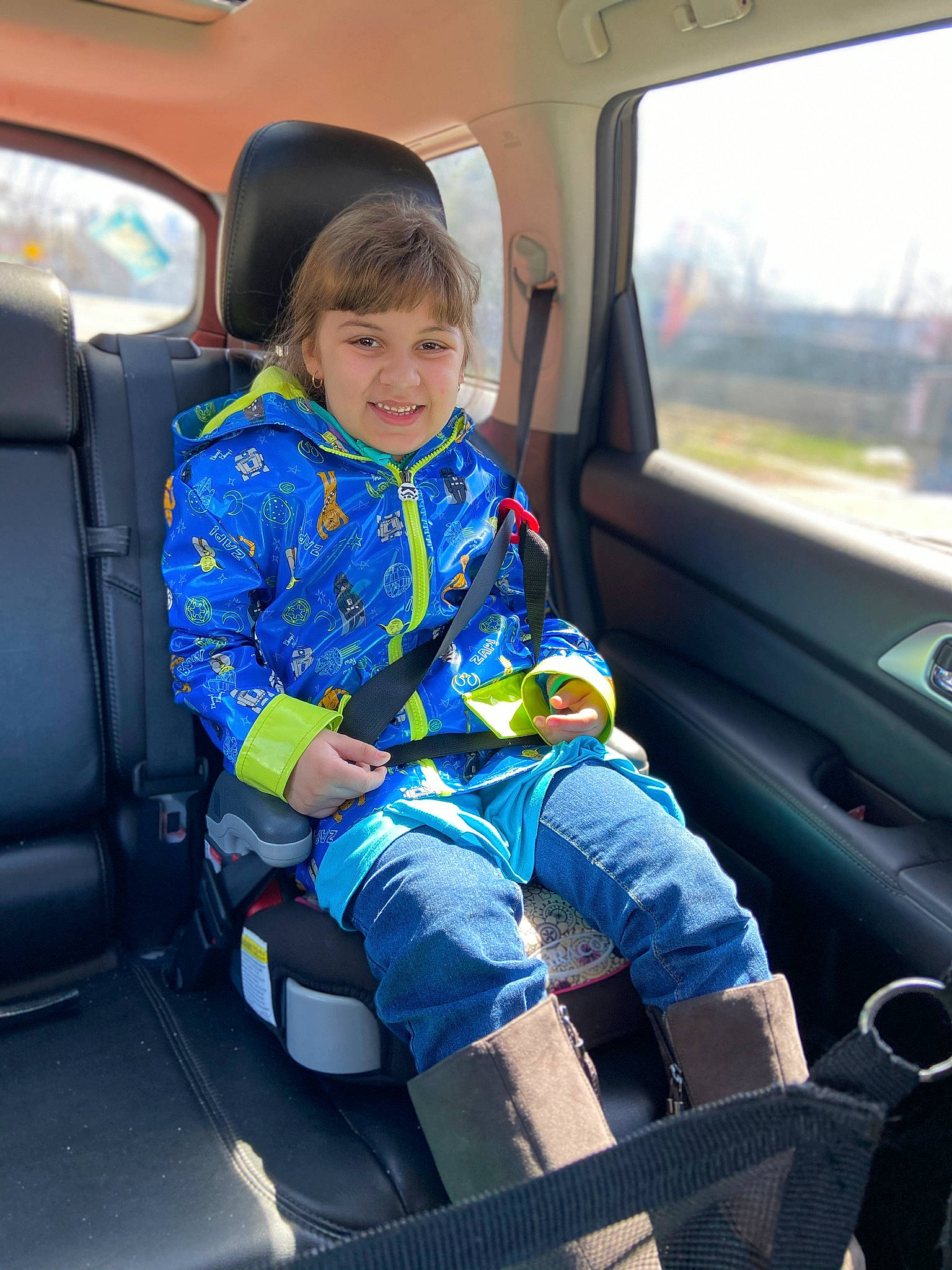 Julissa is registered to the contest to win money with this photo: auto_part, automotive_design, automotive_exterior, car, car_seat, car_seat_cover, electric_blue, family_car, head_restraint, joy, mode_of_transport, motor_vehicle, person, seat_belt, smile, steering_part, steering_wheel, toddler, vehicle, vehicle_door