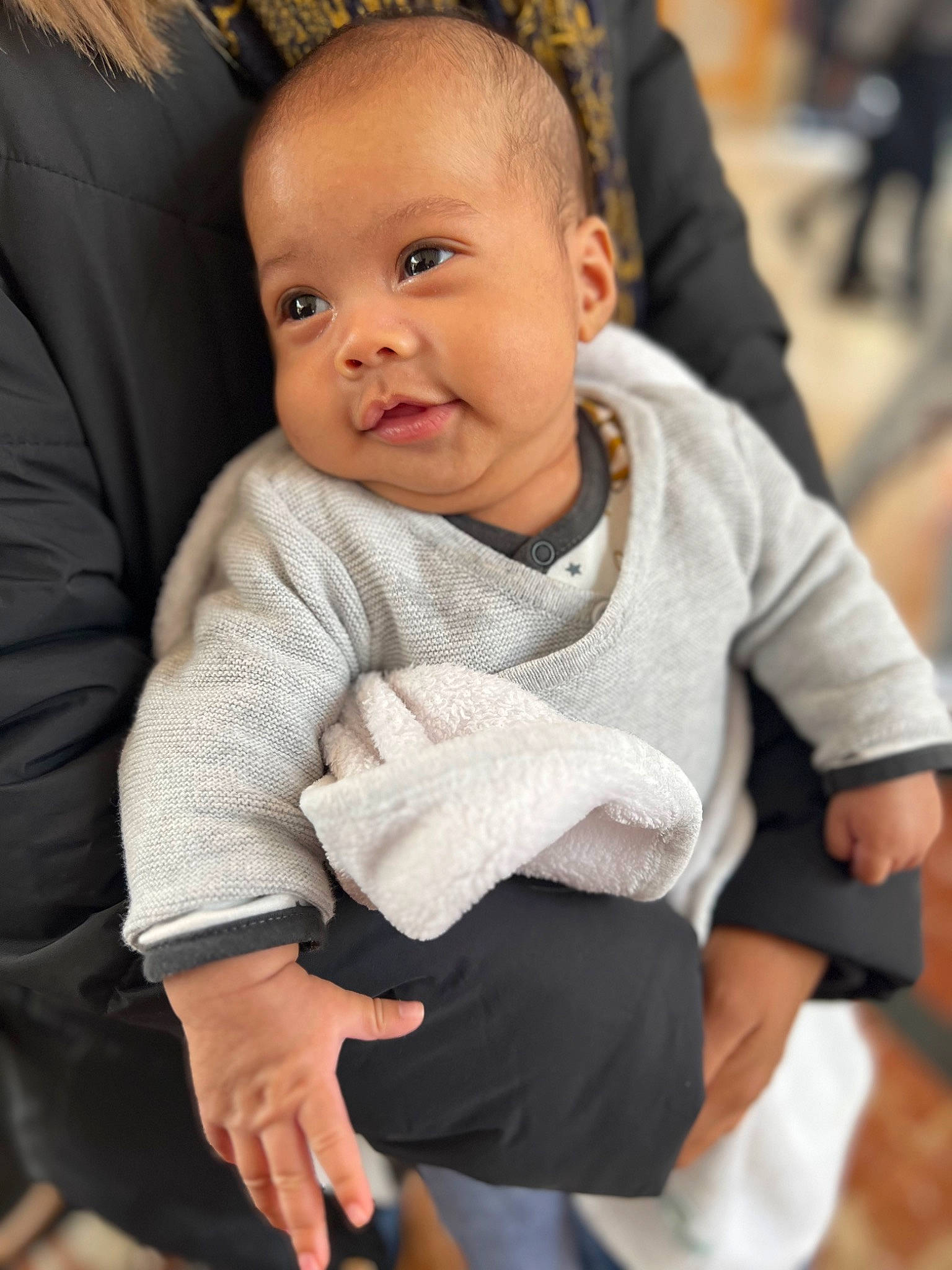 Matthew a rejoint le concours — aidez-le/la à gagner de superbes lots ! baby, baby_toddler_clothing, cheek, child, comfort, event, eye, face, finger, fun, fur, gesture, happy, head, joint, pattern, person, sitting, skin, sleeve