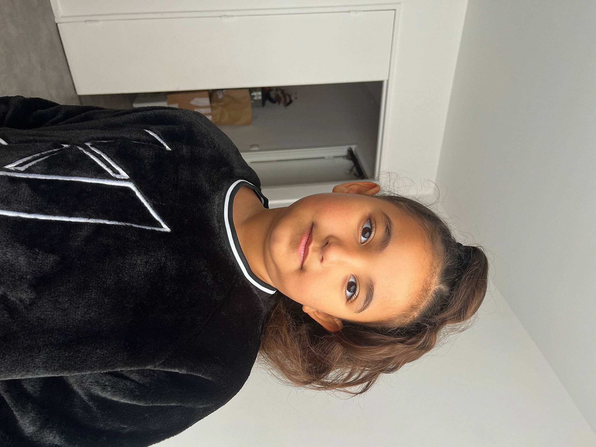 Naila a rejoint le concours — aidez-le/la à gagner de superbes lots ! backpack, bag, chair, comfort, eyelash, face, fashion_accessory, flooring, fur, head, joy, luggage_and_bags, person, personal_protective_equipment, room, sitting