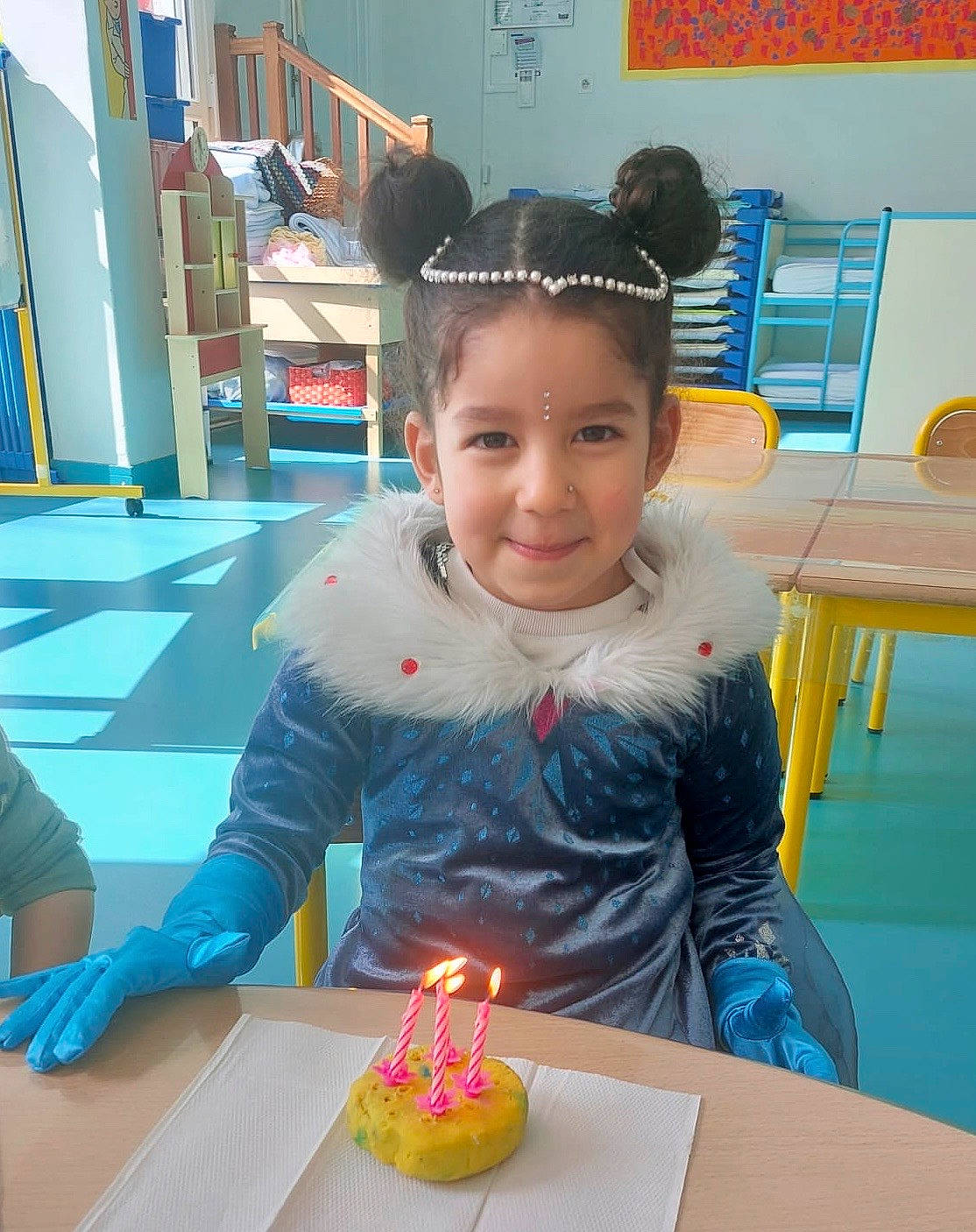 Lélia participe au concours pour gagner de l'argent avec cette photo : baked_goods, birthday, birthday_cake, birthday_candle, cake, cake_decorating, cake_decorating_supply, candle, chair, desk, dessert, event, food, fun, joy, leisure, person, plate, recreation, smile