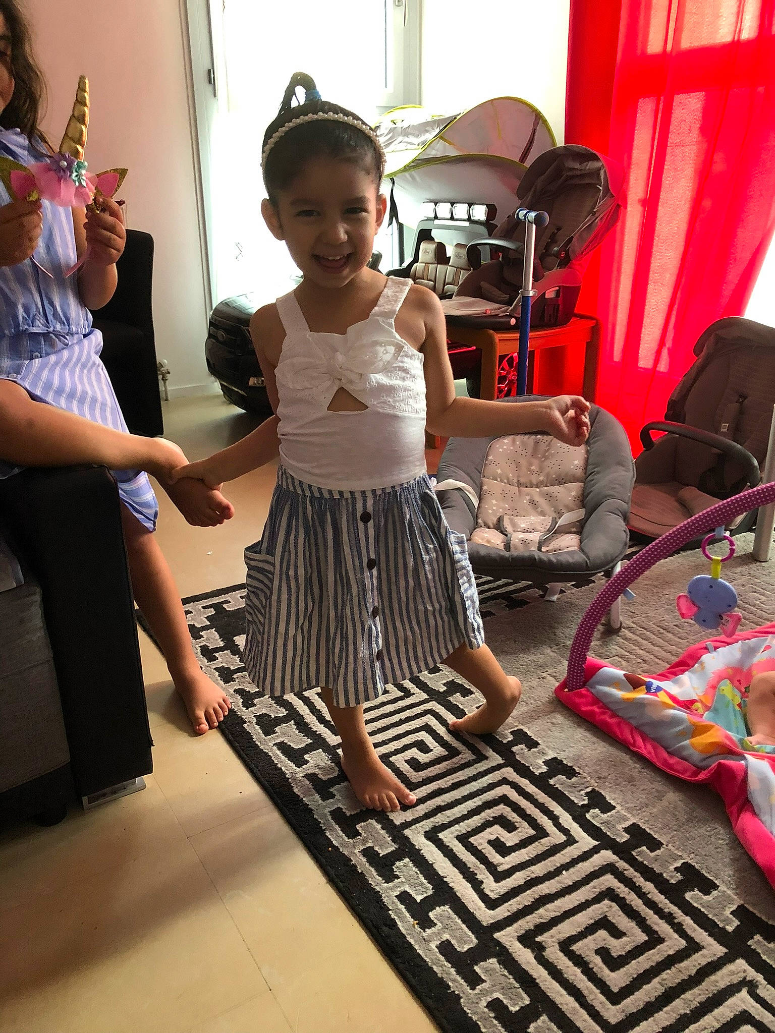 Lélia a rejoint le concours — aidez-le/la à gagner de superbes lots ! beauty, curtain, event, eyewear, fashion, fashion_design, floor, flooring, formal_wear, fun, happy, hardwood, human_leg, interior_design, joy, pattern, person, room, smile, toddler