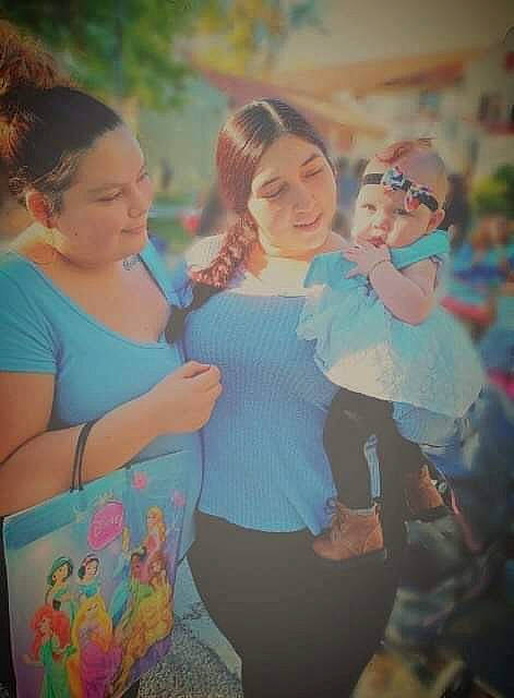 Anaìs is registered to the contest to win money with this photo: azure, child, electric_blue, entertainment, event, flash_photography, friendship, fun, gesture, hairstyle, happy, headwear, human_body, leisure, organ, person, plant, shorts, style, t_shirt