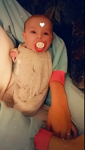 Shayna a rejoint le concours — aidez-le/la à gagner de superbes lots ! abdomen, baby, baby_sleeping, baby_toddler_clothing, cheek, child, comfort, finger, gesture, human_body, mouth, nose, person, pink, skin, sleeve, stomach, textile, toddler, trunk