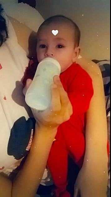 Shayna a rejoint le concours — aidez-le/la à gagner de superbes lots ! baby, baby_bottle, bottle, cheek, chest, drinking, drinkware, eyelash, fun, gesture, glove, lip, nail, nose, person, plastic, plastic_bottle, thumb, toddler, toy