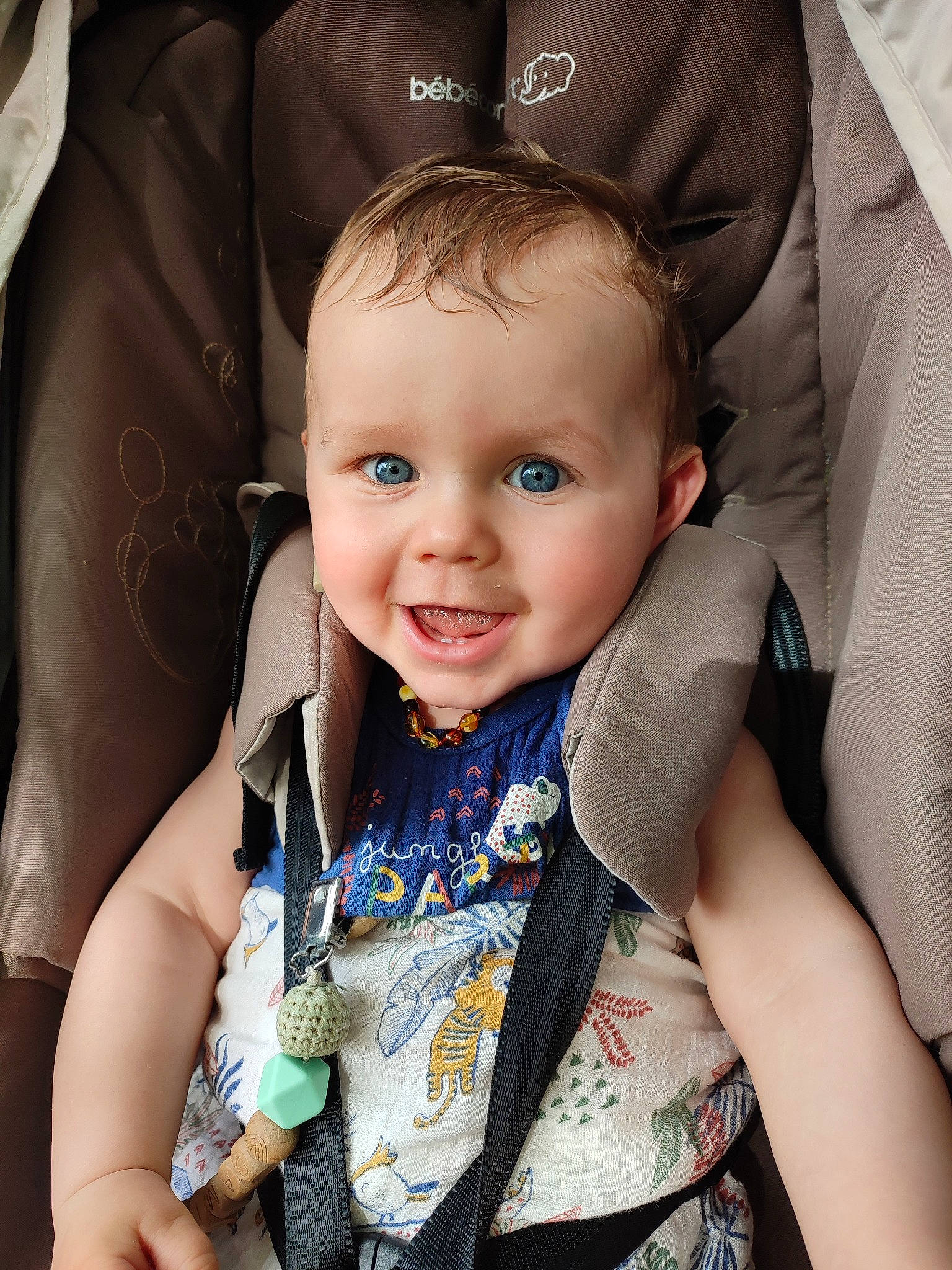 Damien a rejoint le concours — aidez-le/la à gagner de superbes lots ! abdomen, baby, baby_products, baby_toddler_clothing, child, electric_blue, eye, fashion_accessory, flash_photography, gesture, happy, human, iris, jewellery, joy, person, sitting, skin, sleeve, smile