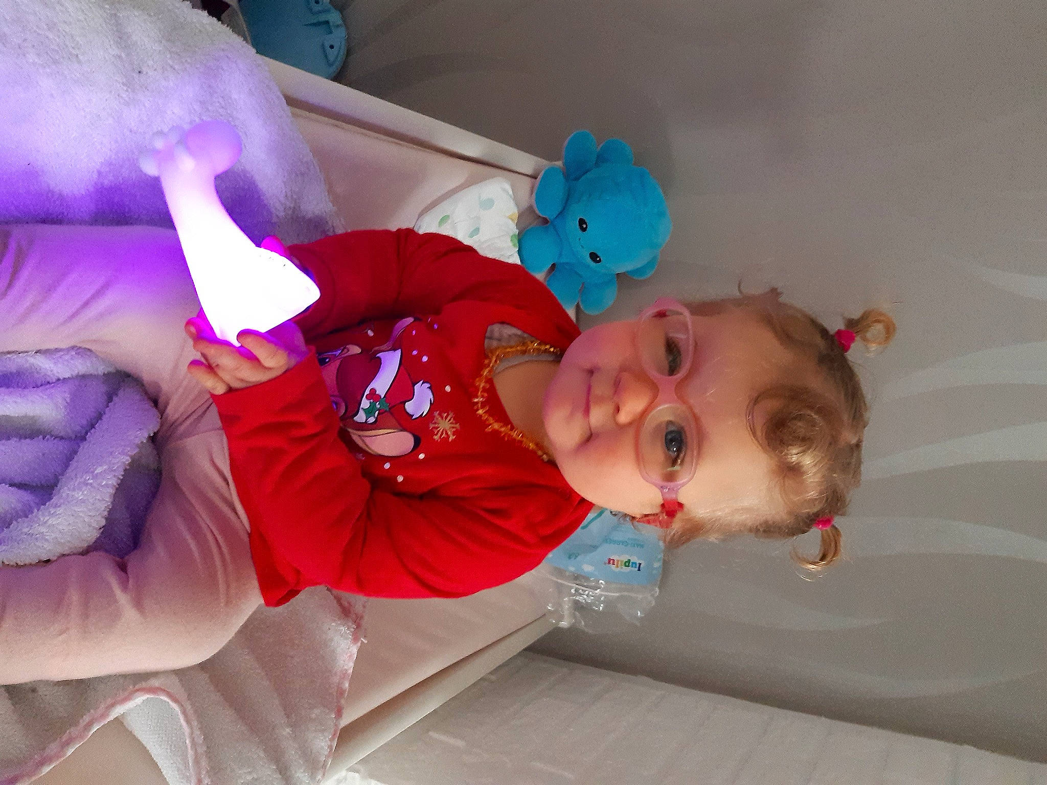 Séléne a rejoint le concours — aidez-le/la à gagner de superbes lots ! baby, baby_products, baby_safety, baby_toddler_clothing, child, electric_blue, fun, happy, magenta, person, pink, product, purple, room, toddler