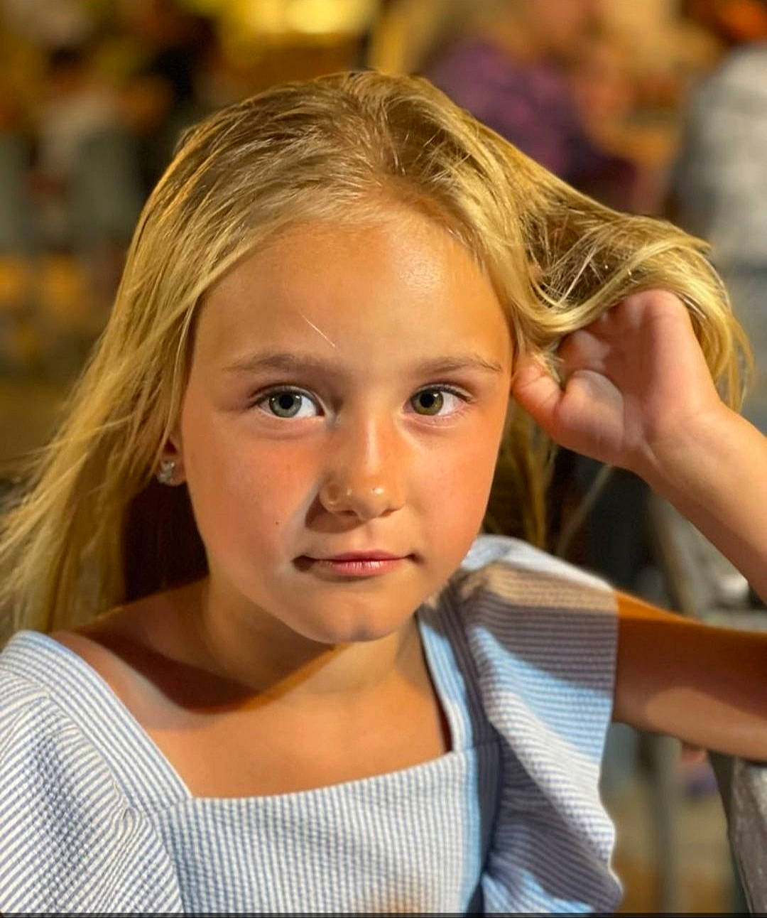 Lou participe au concours pour gagner de l'argent avec cette photo : cheek, eyebrow, eyelash, face, facial_expression, flash_photography, gesture, grass, hair, happy, head, iris, jaw, lip, long_hair, neck, nose, people_in_nature, person, shoulder