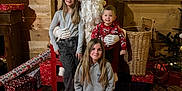 Manel a rejoint le concours — aidez-le/la à gagner de superbes lots ! child, children, santa_claus, christmas, holiday, presents, gift_wrap, red_chair, wooden_wall, fairy_lights, smiling, festive, indoors, toy_bear, basket, christmas_tree, red_carpet, sweater, long_hair, portrait