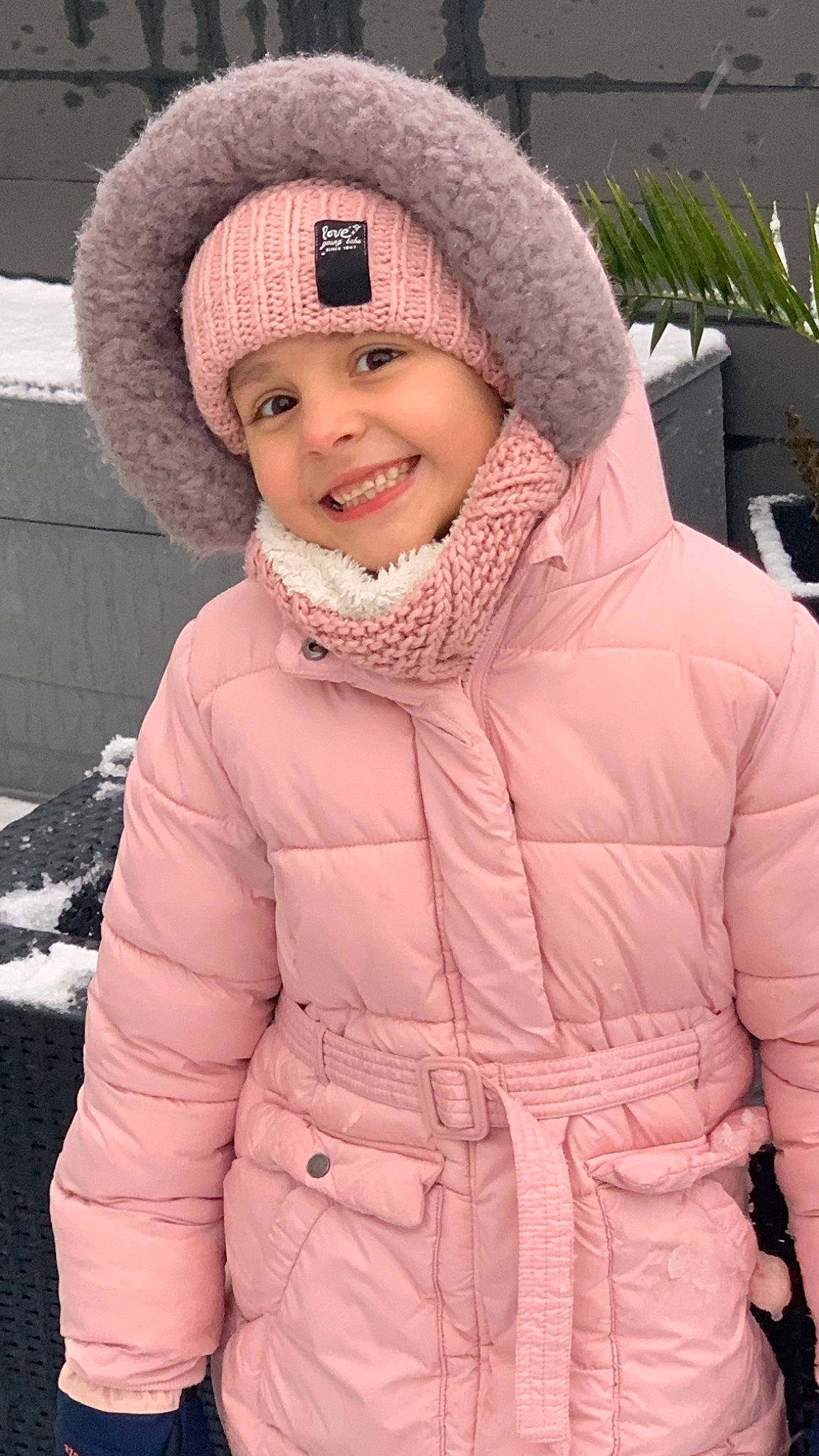 Ayleen a rejoint le concours — aidez-le/la à gagner de superbes lots ! cap, face, facial_expression, flowerpot, fur_clothing, happy, headgear, headwear, houseplant, human_body, jacket, joy, outerwear, person, photograph, pink, plant, sleeve, smile, snow