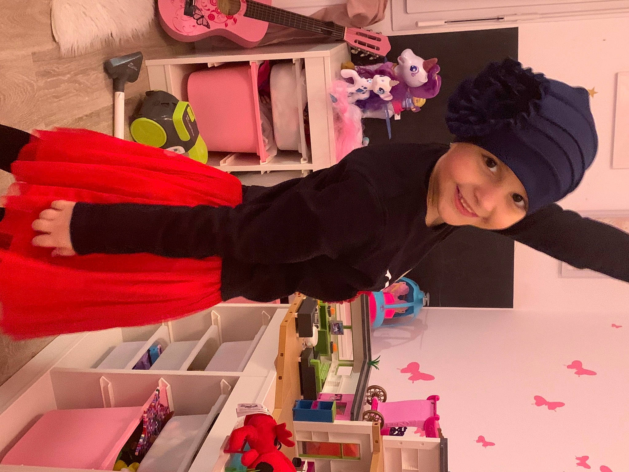 Ayleen a rejoint le concours — aidez-le/la à gagner de superbes lots ! animation, beauty, carmine, costume, event, fashion, fashion_design, fun, hat, headwear, joy, magenta, orange, pattern, person, pink, red, room, sleeve, street_fashion