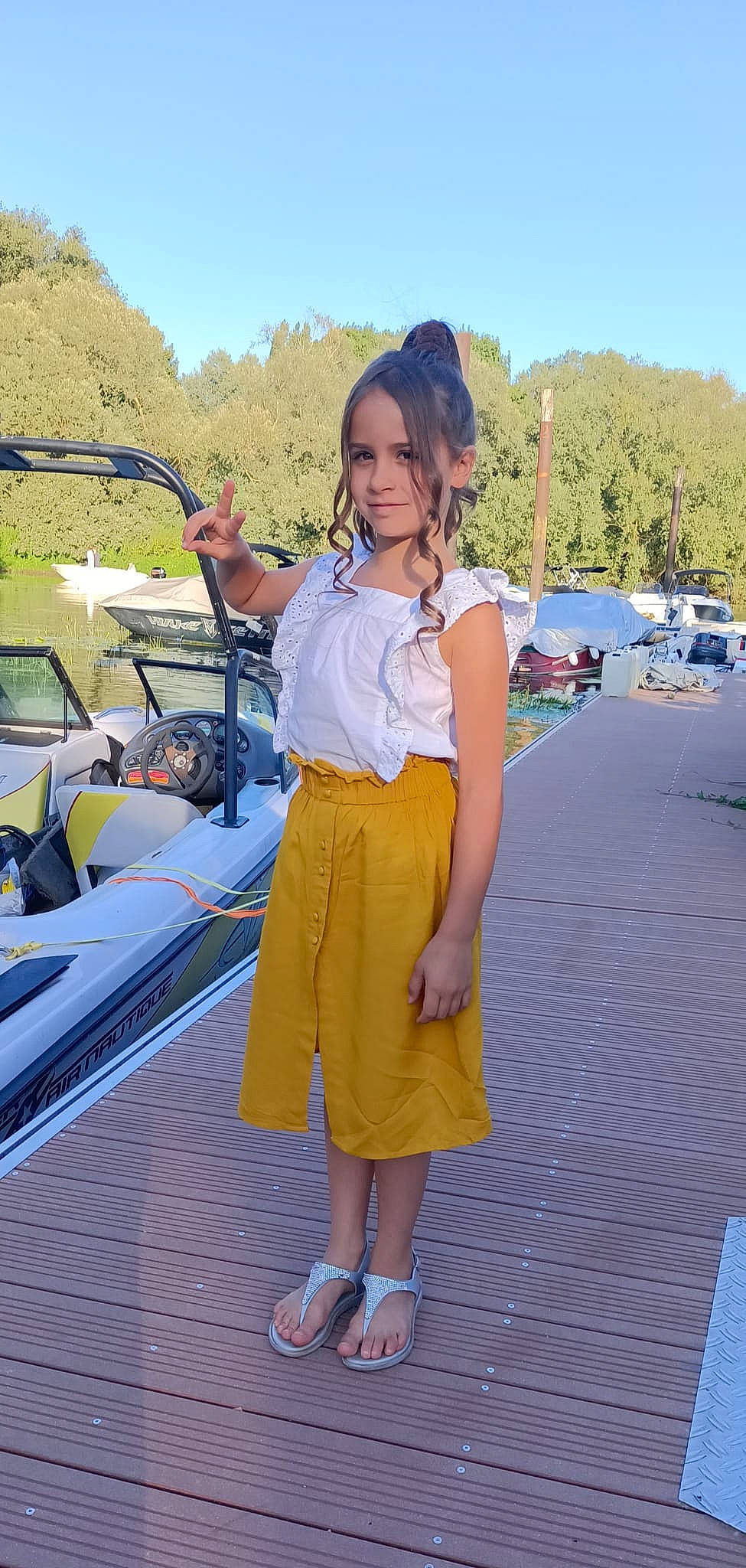 Mayana a rejoint le concours — aidez-le/la à gagner de superbes lots ! abdomen, bag, belt, electric_blue, eyewear, fashion_accessory, fashion_design, fun, human_leg, jewellery, joy, knee, leisure, long_hair, person, sky, thigh, tourism, travel, tree