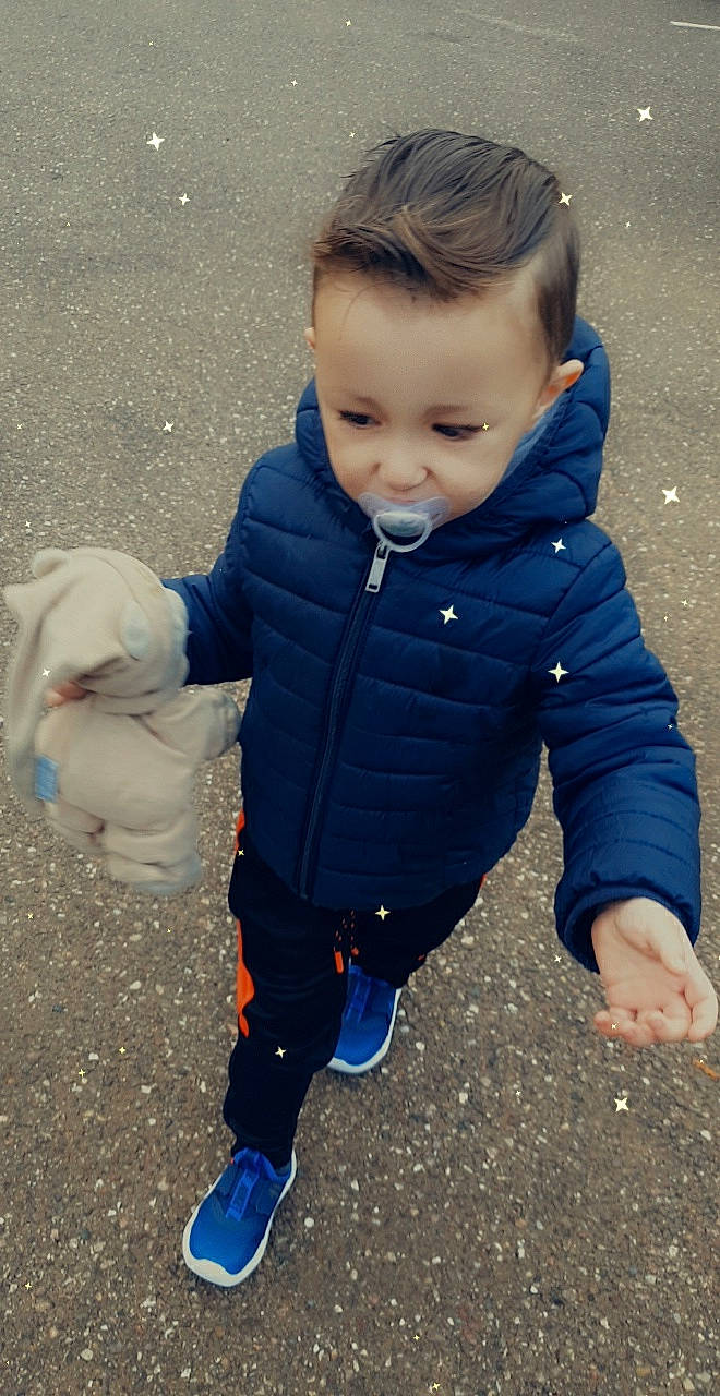 Mathéo participe au concours pour gagner de l'argent avec cette photo : baby, baby_toddler_clothing, cheek, child, electric_blue, fun, grass, happy, human_body, iris, jacket, nose, outerwear, people_in_nature, person, sand, sitting, sleeve, standing, toddler