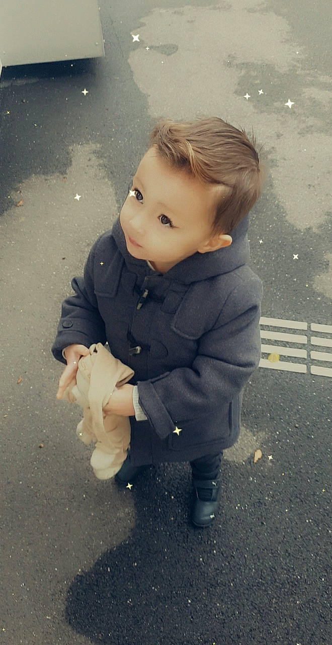 Mathéo a rejoint le concours — aidez-le/la à gagner de superbes lots ! asphalt, baby, cheek, child, flash_photography, freezing, fun, fur, gesture, grass, happy, outerwear, people_in_nature, person, portrait_photography, road_surface, shadow, sitting, tints_and_shades, toddler