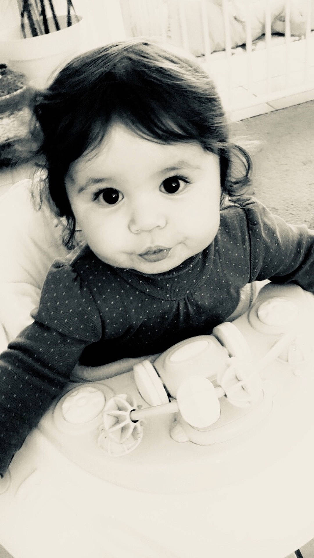 Mia participe au concours pour gagner de l'argent avec cette photo : beauty, black, black_and_white, child, eye, fun, girl, happiness, infant, monochrome, monochrome_photography, person, photograph, photography, portrait, portrait_photography, skin, smile, toddler, white