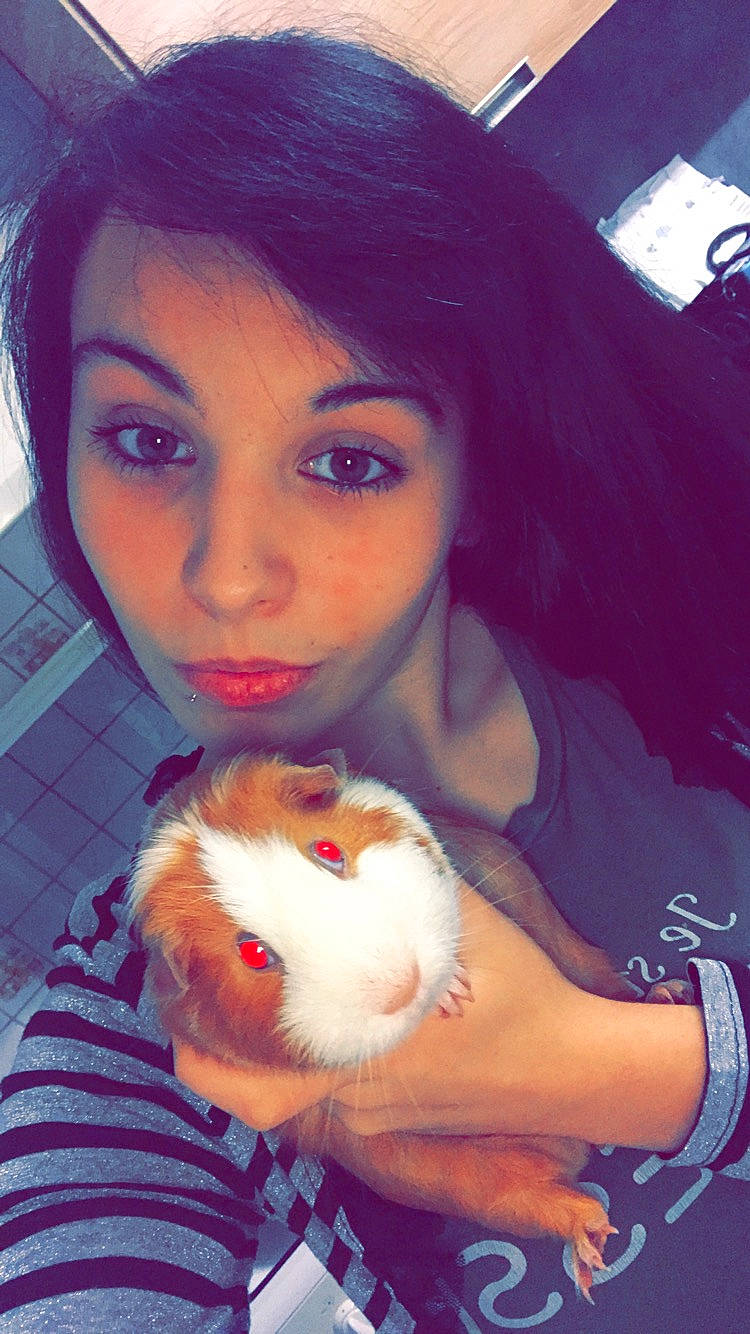 émilie a rejoint le concours — aidez-le/la à gagner de superbes lots ! black_hair, companion_dog, fawn, guinea_pig, hair, long_hair, nose, person, rodent, selfie