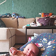 Giuliano Longi a rejoint le concours — aidez-le/la à gagner de superbes lots ! baby, infant, baby_seat, bouncer, couch, sofa, living_room, plush_toy, pillow, blanket, pacifier, table, basket, toy, head, face, smile, patterned_fabric, cozy, nursery_items