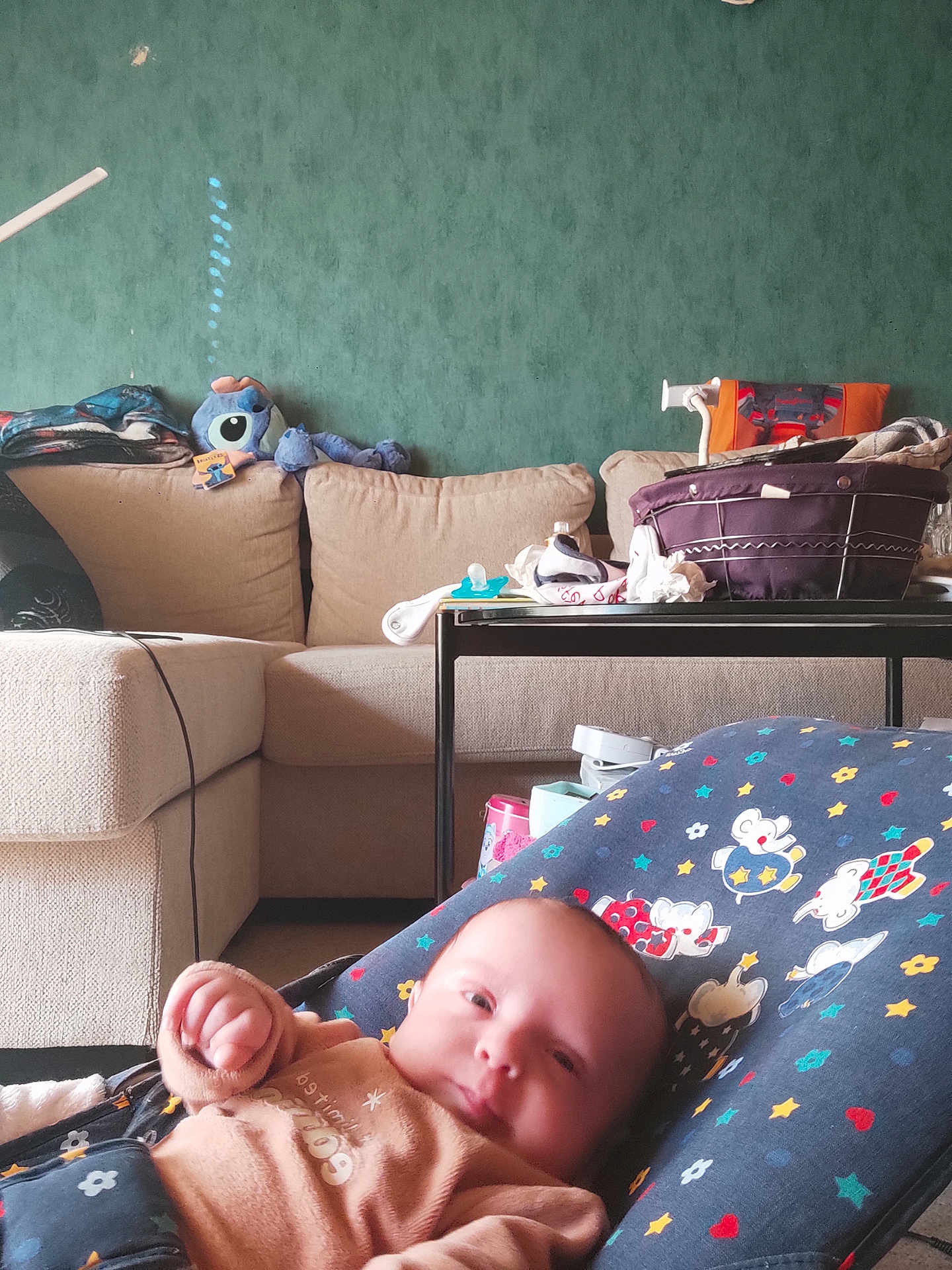 Giuliano Longi a rejoint le concours — aidez-le/la à gagner de superbes lots ! baby, infant, baby_seat, bouncer, couch, sofa, living_room, plush_toy, pillow, blanket, pacifier, table, basket, toy, head, face, smile, patterned_fabric, cozy, nursery_items