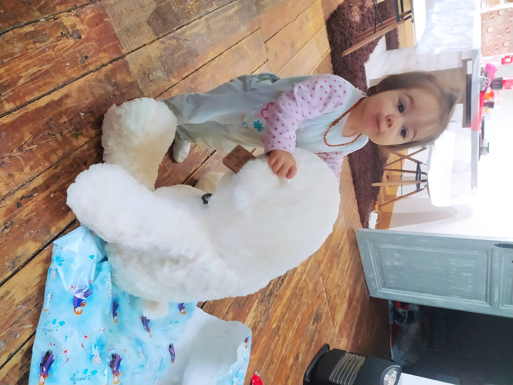 Lyah a rejoint le concours — aidez-le/la à gagner de superbes lots ! baby, baby_products, baby_toddler_clothing, camera, child, comfort, flooring, fun, fur, happy, hardwood, human_body, person, single_lens_reflex_camera, skin, smile, teddy_bear, textile, toddler, video_camera