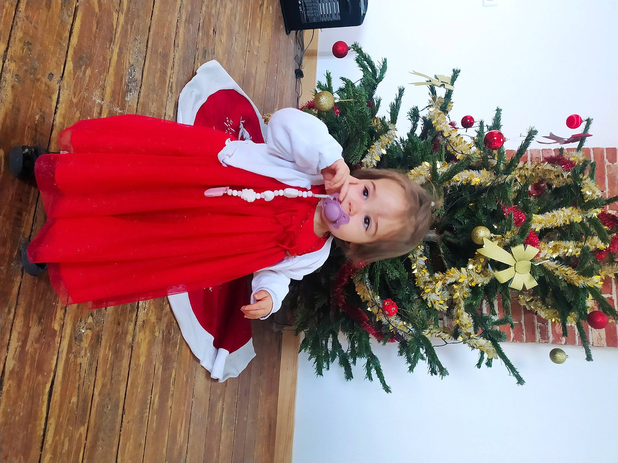 Lyah a rejoint le concours — aidez-le/la à gagner de superbes lots ! christmas, christmas_decoration, christmas_eve, christmas_ornament, christmas_tree, event, evergreen, face, flower, grass, happy, holiday, holiday_ornament, leaf, ornament, person, pink, plant, red, tree