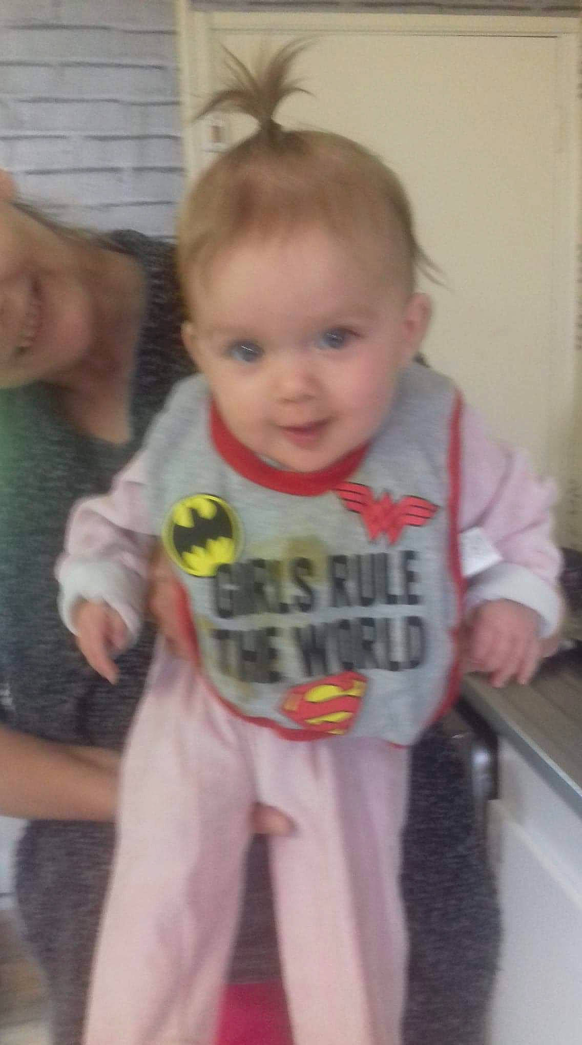 Rosalie participe au concours pour gagner de l'argent avec cette photo : baby, cheek, child, face, forehead, head, iris, person, skin, sleeve, smile, standing, t_shirt, toddler