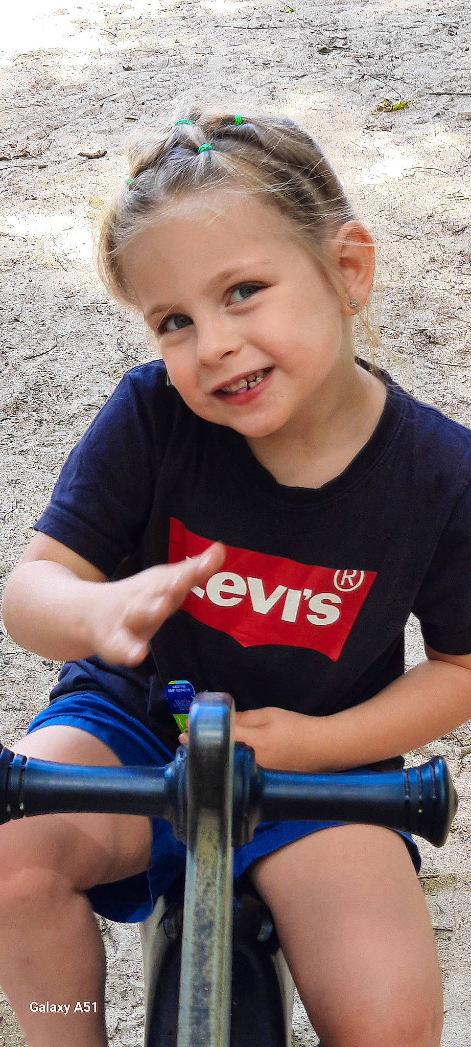 Lyïa a rejoint le concours — aidez-le/la à gagner de superbes lots ! beauty, bicycle_handlebar, child, electric_blue, facial_expression, fun, grass, hairstyle, happy, human, human_leg, joy, leisure, person, recreation, sitting, skin, smile, summer, t_shirt