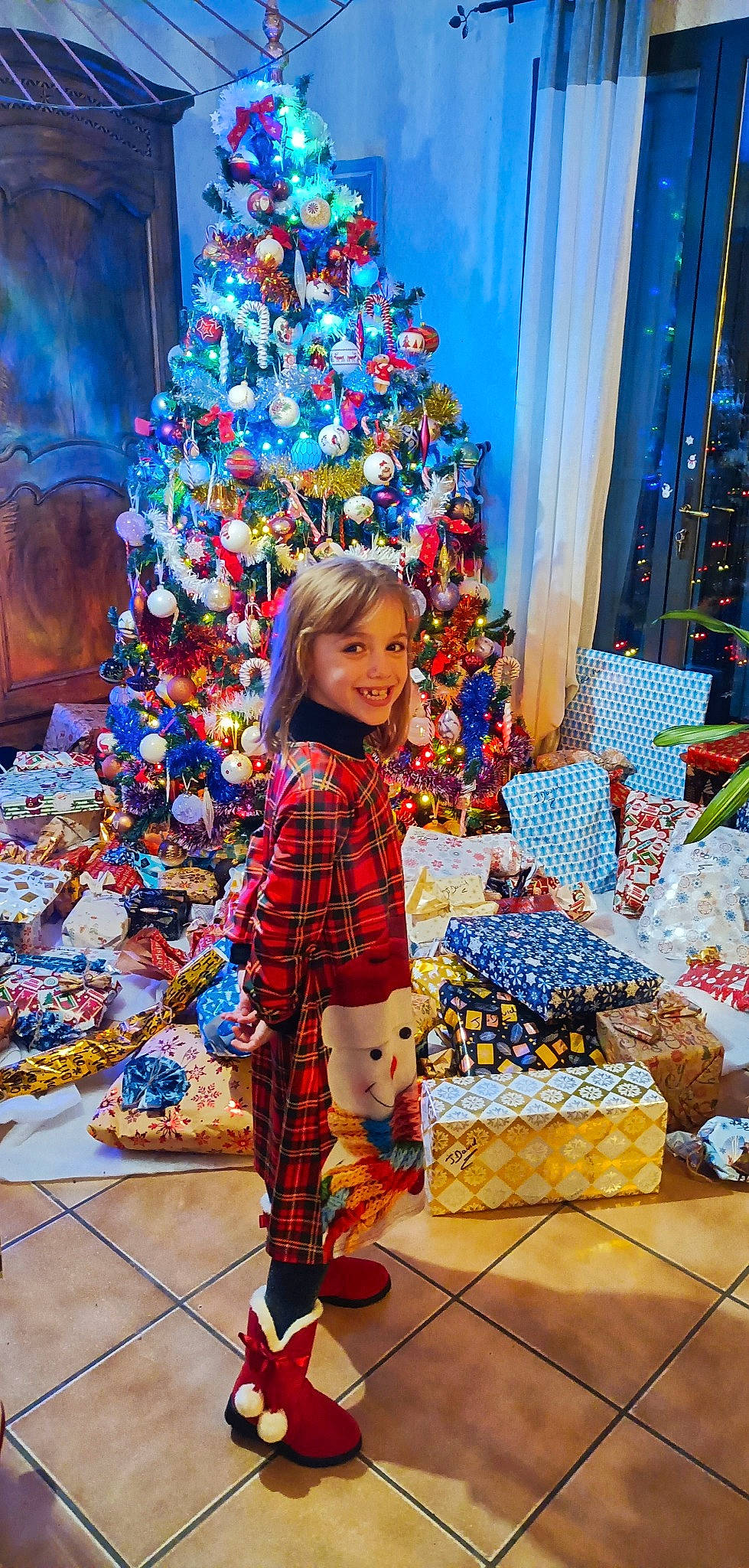 Alizée a rejoint le concours — aidez-le/la à gagner de superbes lots ! blue, child, christmas, christmas_decoration, christmas_eve, christmas_ornament, christmas_tree, curtain, decoration, event, fun, happy, holiday, holiday_ornament, joy, ornament, person, smile, toddler, tradition