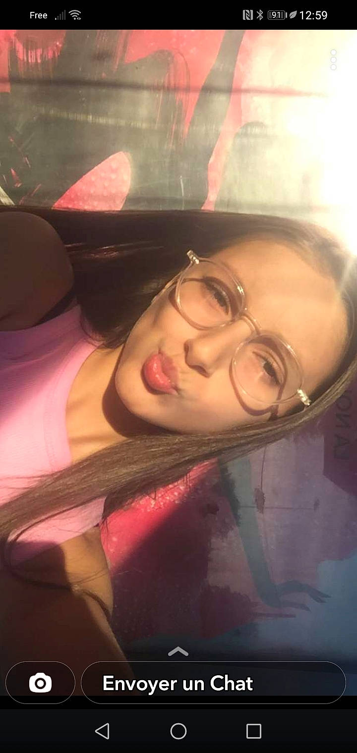 Kelly a rejoint le concours — aidez-le/la à gagner de superbes lots ! bangs, brown_hair, chest, cool, eyebrow, eyelash, eyewear, flash_photography, fun, glasses, happy, hat, jaw, lip, magenta, mouth, nose, person, selfie, tints_and_shades