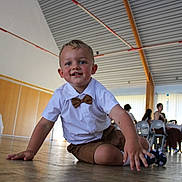 Pablig a rejoint le concours — aidez-le/la à gagner de superbes lots ! balloons, bow_tie, boy, candid, casual, celebration, chairs, child, event, floor, group, happy, indoor, party, people, portrait, shorts, smile, white_shirt, wooden_ceiling