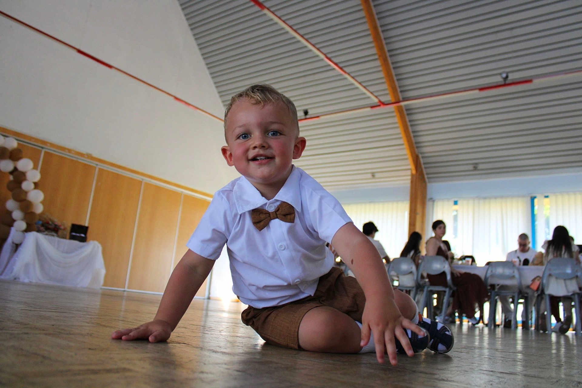 Pablig a rejoint le concours — aidez-le/la à gagner de superbes lots ! balloons, bow_tie, boy, candid, casual, celebration, chairs, child, event, floor, group, happy, indoor, party, people, portrait, shorts, smile, white_shirt, wooden_ceiling