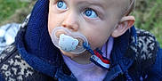 Pablig participe au concours pour gagner de l'argent avec cette photo : baby, bodypart, boy, clothing, coat, face, finger, grass, hand, head, hoodie, jacket, knitwear, pants, person, photography, plant, portrait, sweater, sweatshirt
