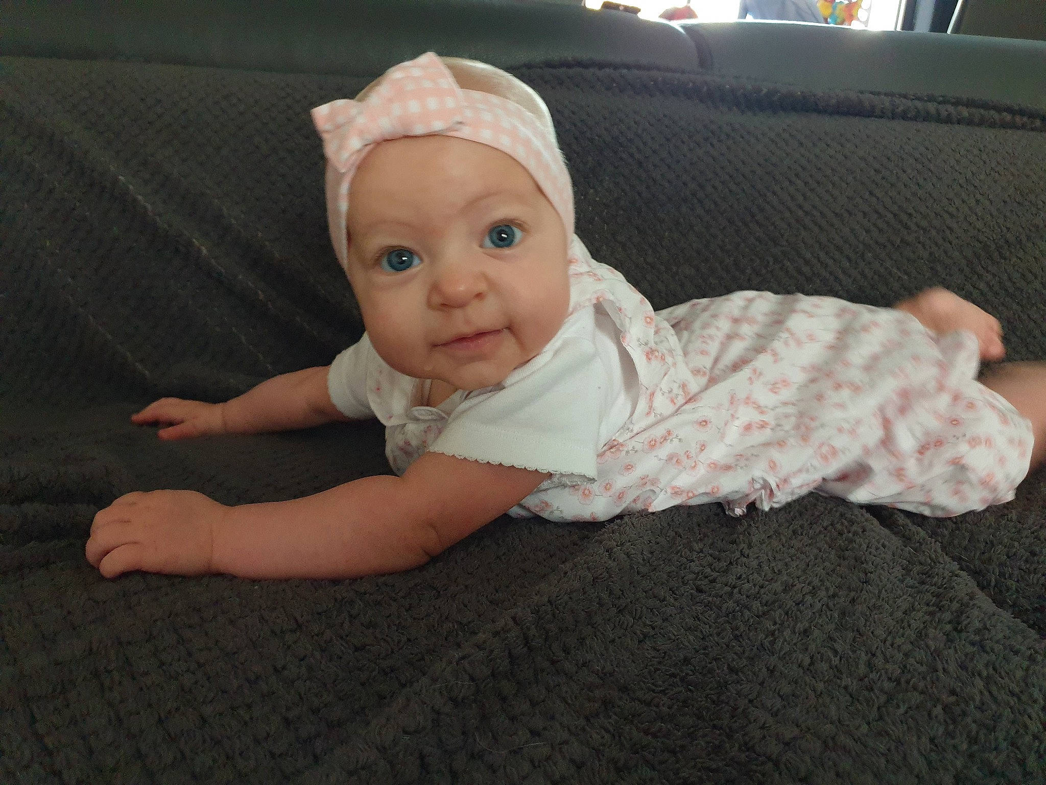 Célia participe au concours pour gagner de l'argent avec cette photo : arm, baby, cheek, child, crawling, eye, finger, hand, head, headgear, headwear, person, skin, toddler, tummy_time