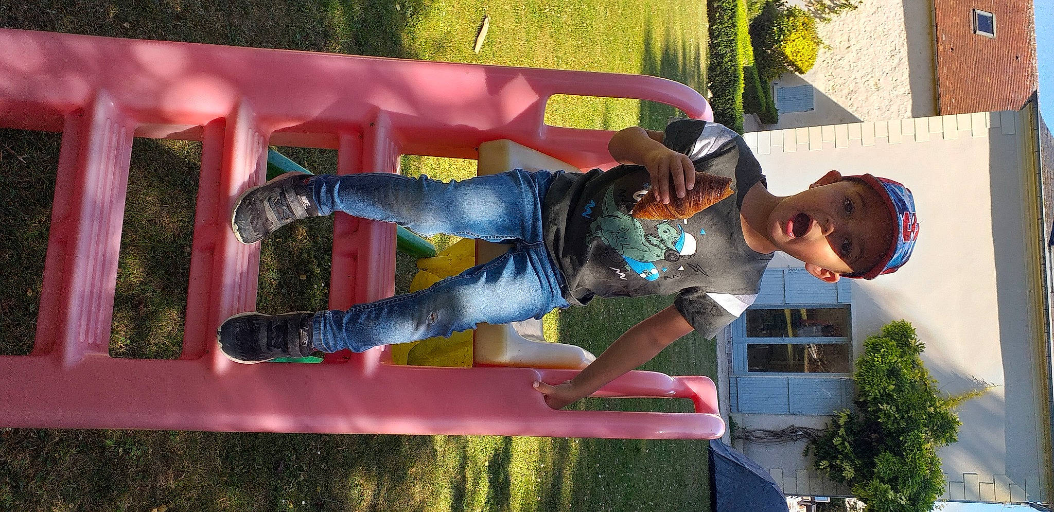 Enzo participe au concours pour gagner de l'argent avec cette photo : fun, headwear, leisure, person, surprise