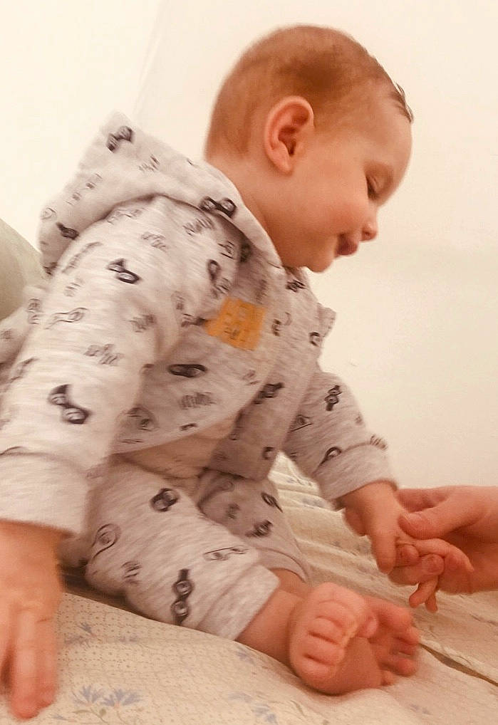 Tiago participe au concours pour gagner de l'argent avec cette photo : baby, child, crawling, finger, person, play, sitting, toddler, tummy_time