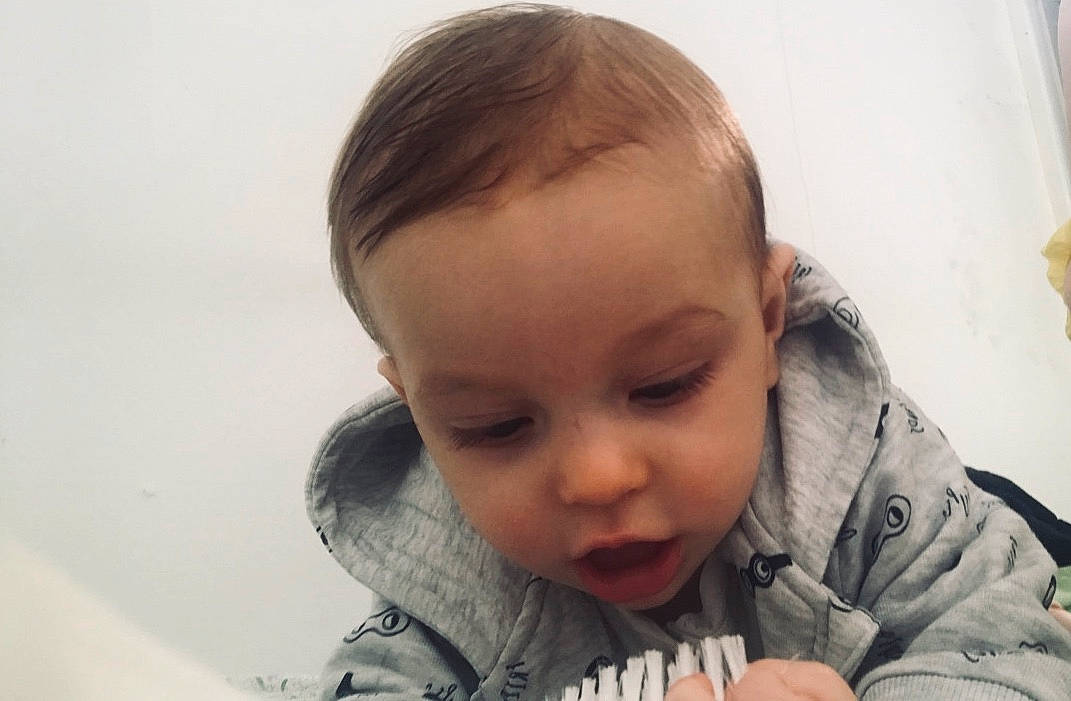 Tiago a rejoint le concours — aidez-le/la à gagner de superbes lots ! arm, baby, cheek, child, chin, eye, eyebrow, face, facial_expression, finger, forehead, hair, hairstyle, head, lip, nose, organ, person, skin, smile