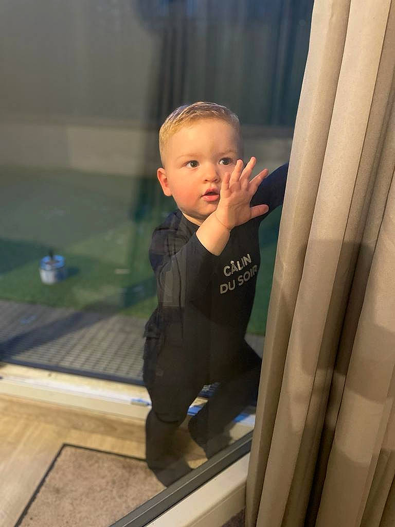 Thimael a rejoint le concours — aidez-le/la à gagner de superbes lots ! baby, baby_toddler_clothing, child, daylighting, electric_blue, floor, flooring, fun, glass, happy, metal, person, reflection, room, sitting, sleeve, stairs, t_shirt, toddler, vehicle_door
