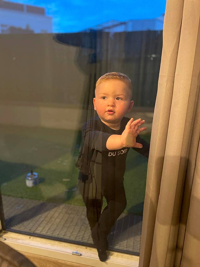 Thimael participe au concours pour gagner de l'argent avec cette photo : child, flooring, fun, glass, leisure, person, personal_protective_equipment, reflection, room, shadow, standing, tints_and_shades, toddler, transparent_material, vehicle_door, visual_arts, wood