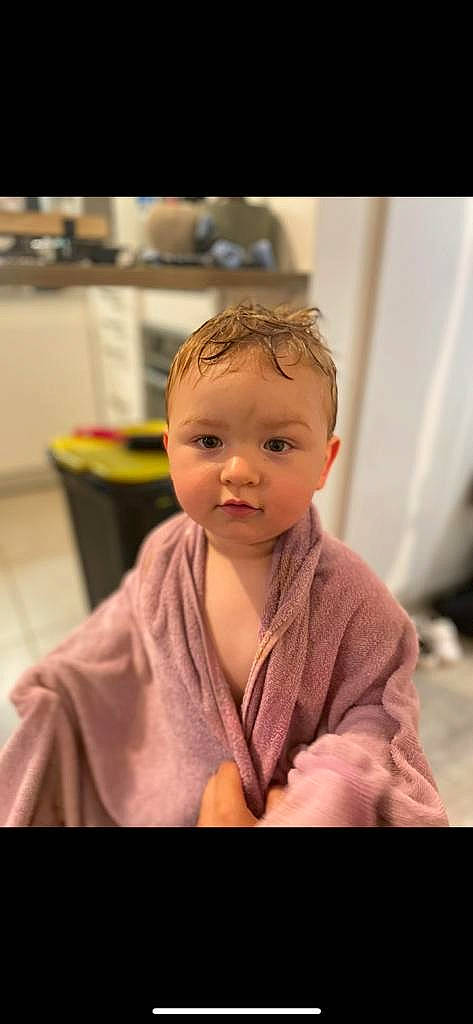 Thimael participe au concours pour gagner de l'argent avec cette photo : baby, cheek, comfort, ear, eyebrow, forehead, fun, gesture, happy, iris, lip, mouth, nose, person, room, sitting, skin, sleeve, smile, thumb