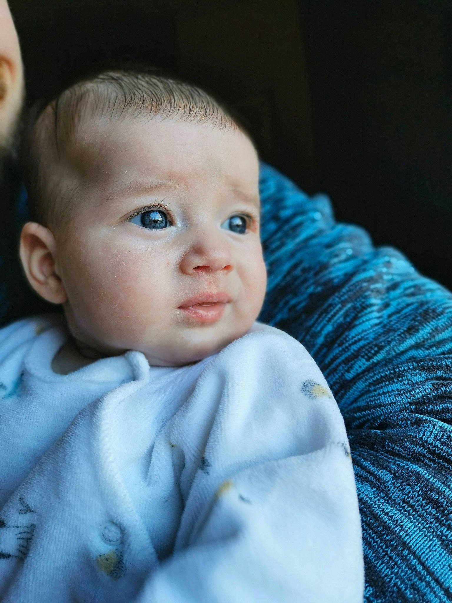 Elise participe au concours pour gagner de l'argent avec cette photo : azure, baby, baby_toddler_clothing, cheek, child, chin, comfort, electric_blue, eyebrow, eyelash, flash_photography, fur, happy, human_body, iris, linens, lip, nose, person, skin