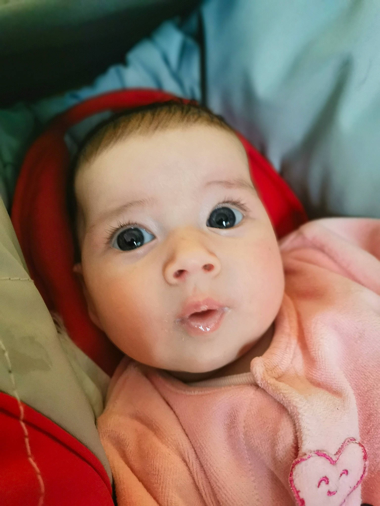 Elise participe au concours pour gagner de l'argent avec cette photo : baby, cheek, chin, comfort, eye, eyebrow, eyelash, face, forehead, hair, hairstyle, head, human_body, iris, lip, mouth, neck, nose, person, skin