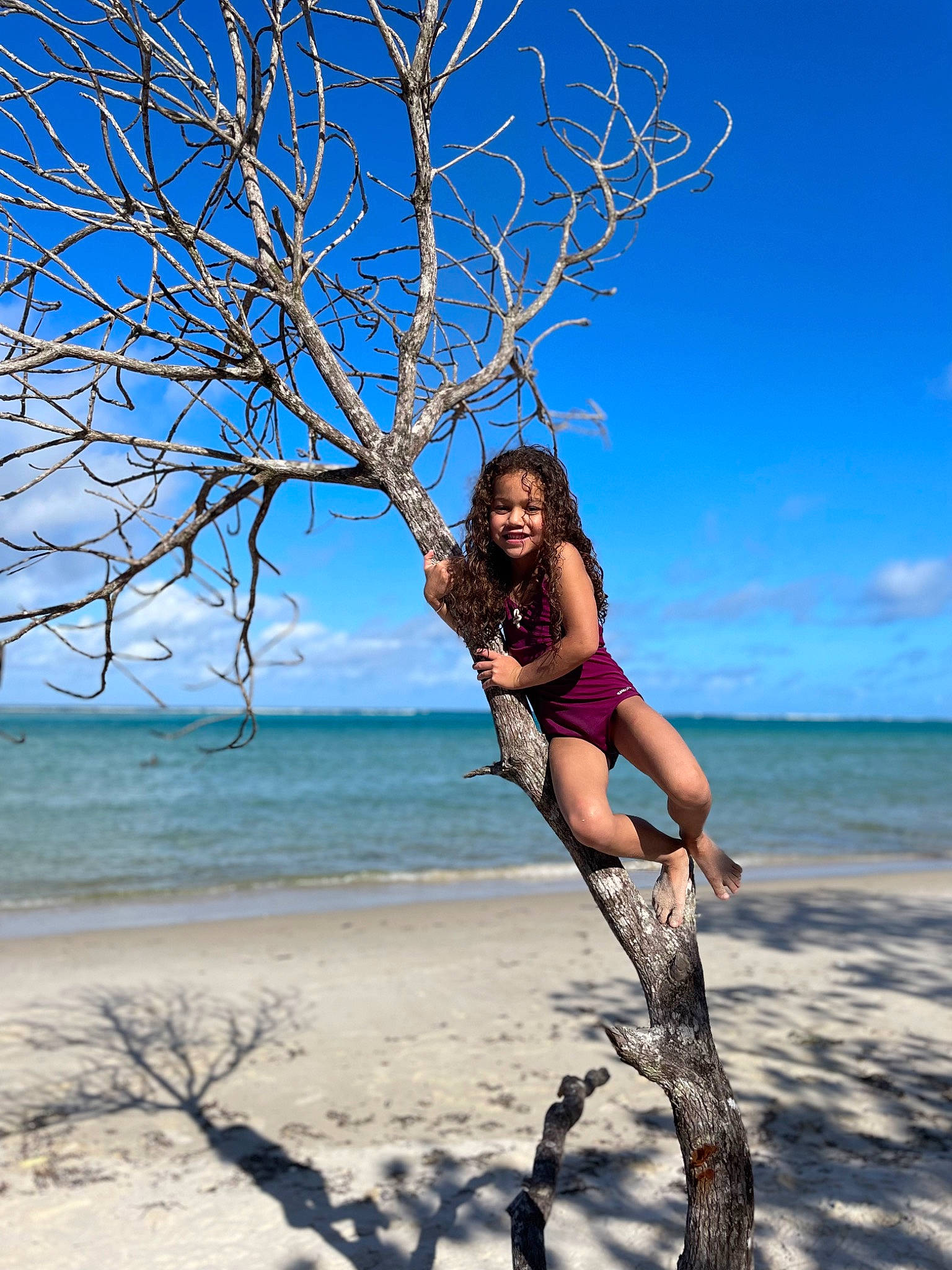 Ambre participe au concours pour gagner de l'argent avec cette photo : azure, beach, cloud, electric_blue, flash_photography, happy, horizon, human_leg, joy, knee, landscape, leg, leisure, people_in_nature, person, sand, sky, thigh, tree, waist